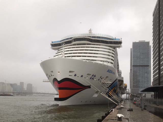 Cruiseschip ms AIDAnova aan de Cruise Terminal Rotterdam